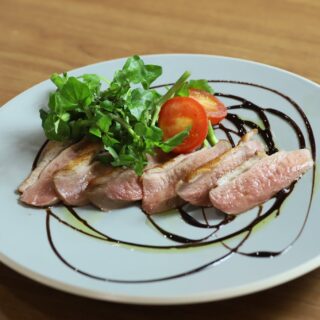 🦆 贅沢な味わいを堪能できる【鴨ロース肉のロティ ～バルサミコ…