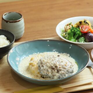 とろ〜り濃厚なカルボナーラソース×ジューシーなハンバーグの最…