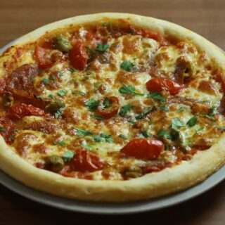 ピザ好き必食 ジューシーなトマトと香ばしいナポリサラミが相性…