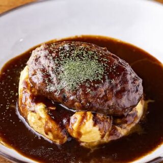肉汁あふれるハンバーグと、 とろけるふわとろオムレツ そこに…