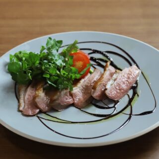 🦆 しっとり火入れした鴨ロースに、 濃厚なバルサミコの香りが広…
