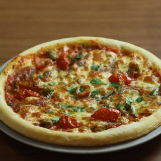 ジューシーなサラミ🥓と香り豊かなオリーブ🫒、 フレッシュなトマ…