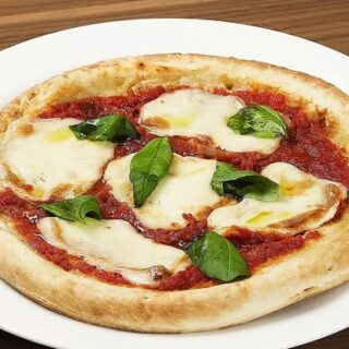 🧀 とろけるモッツァレラチーズ🧀と、 フレッシュなトマト、 バジ…