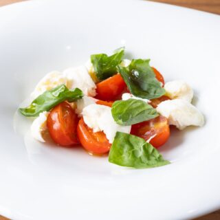みずみずしいフレッシュトマトと、 とろけるモッツァレラチーズ…