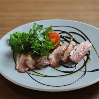🦆 ジューシーに焼き上げた鴨ロース肉🦆に、 香り豊かなバルサミ…