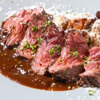 🥩 ジューシーで旨みたっぷりの 国産牛🥩を香ばしく焼き上げたタ…