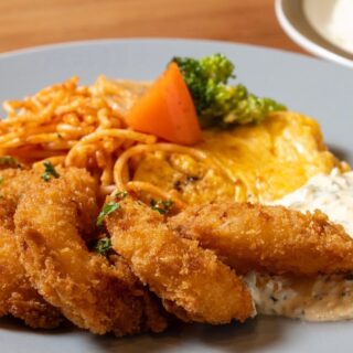 🦐 サクッと香ばしく揚げたエビフライは、 噛めばぷりっとジュー…