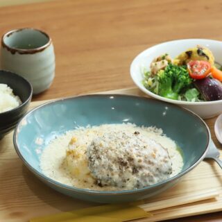 🍽️ ジューシーに焼き上げたハンバーグに、 とろ〜り濃厚カルボ…