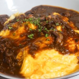 とろっとろの卵で包んだオムライスに、 コク深い和牛ハッシュド…