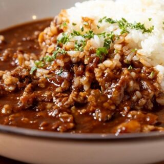 じっくり煮込んだコク深いソースに…
