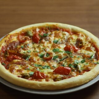 香ばしく焼き上げた生地に、旨みたっぷりのサラミ🥓 ジューシー…