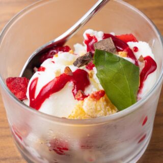 バニラアイス ～ベリーソース添え～ なめらかでコクのあるバニ…