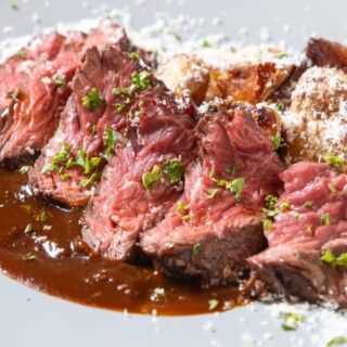 🥩 国産牛のタリアータ 厳選した国産牛を絶妙な火入れで焼き上げ…