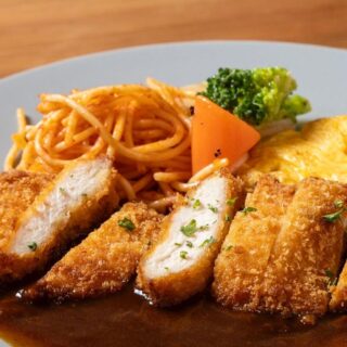 サクサクに揚げたチキンカツレツに…