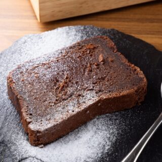 カカオの深い香りが広がる、 濃厚なテリーヌショコラ しっとり…