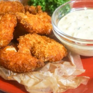 サクサク衣に包まれた天然エビフライは、 プリッとした食感と甘…